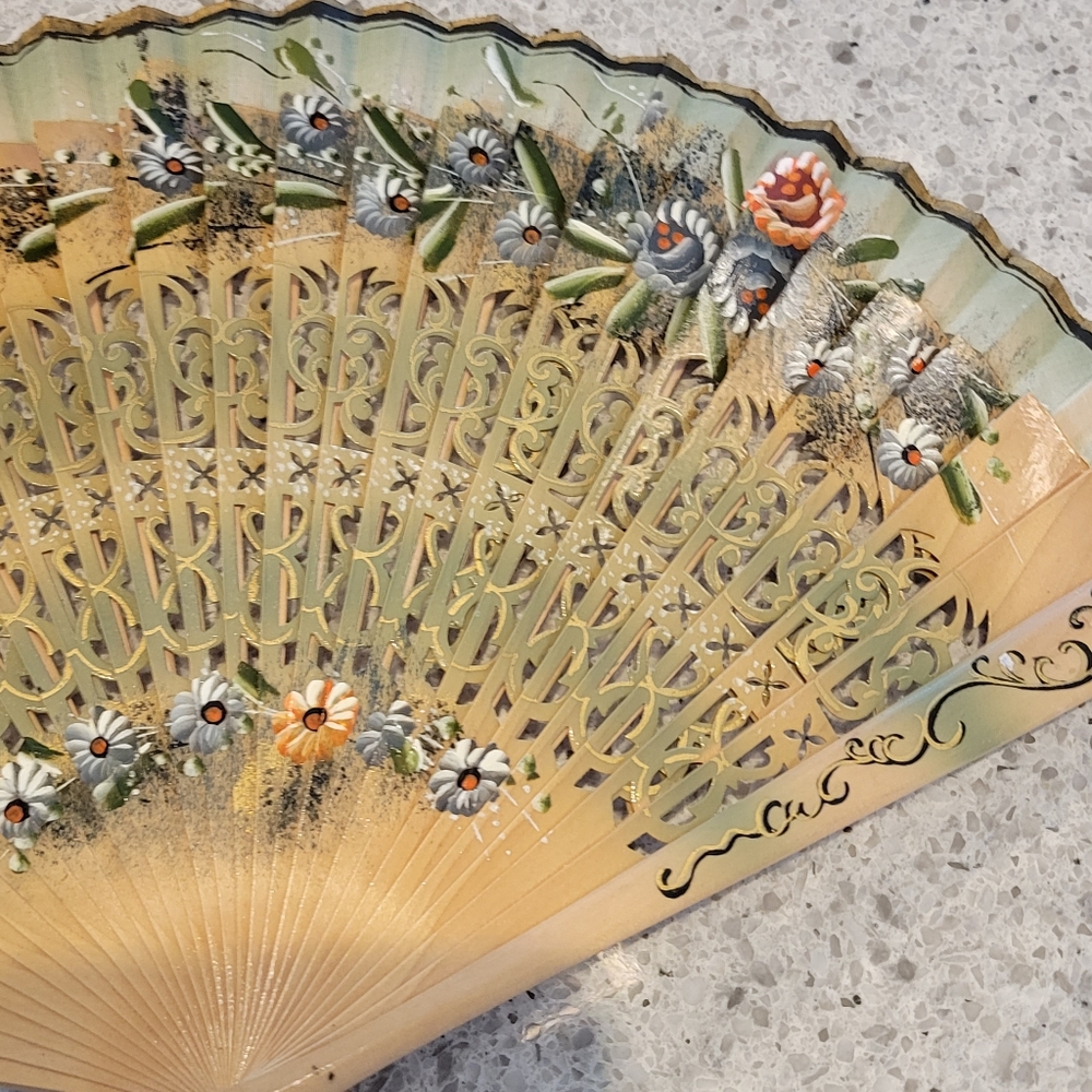 GORGEOUS HAND PAINTED ON BAMBOO,HAND HOLD FAN. - Picture 11 of 12